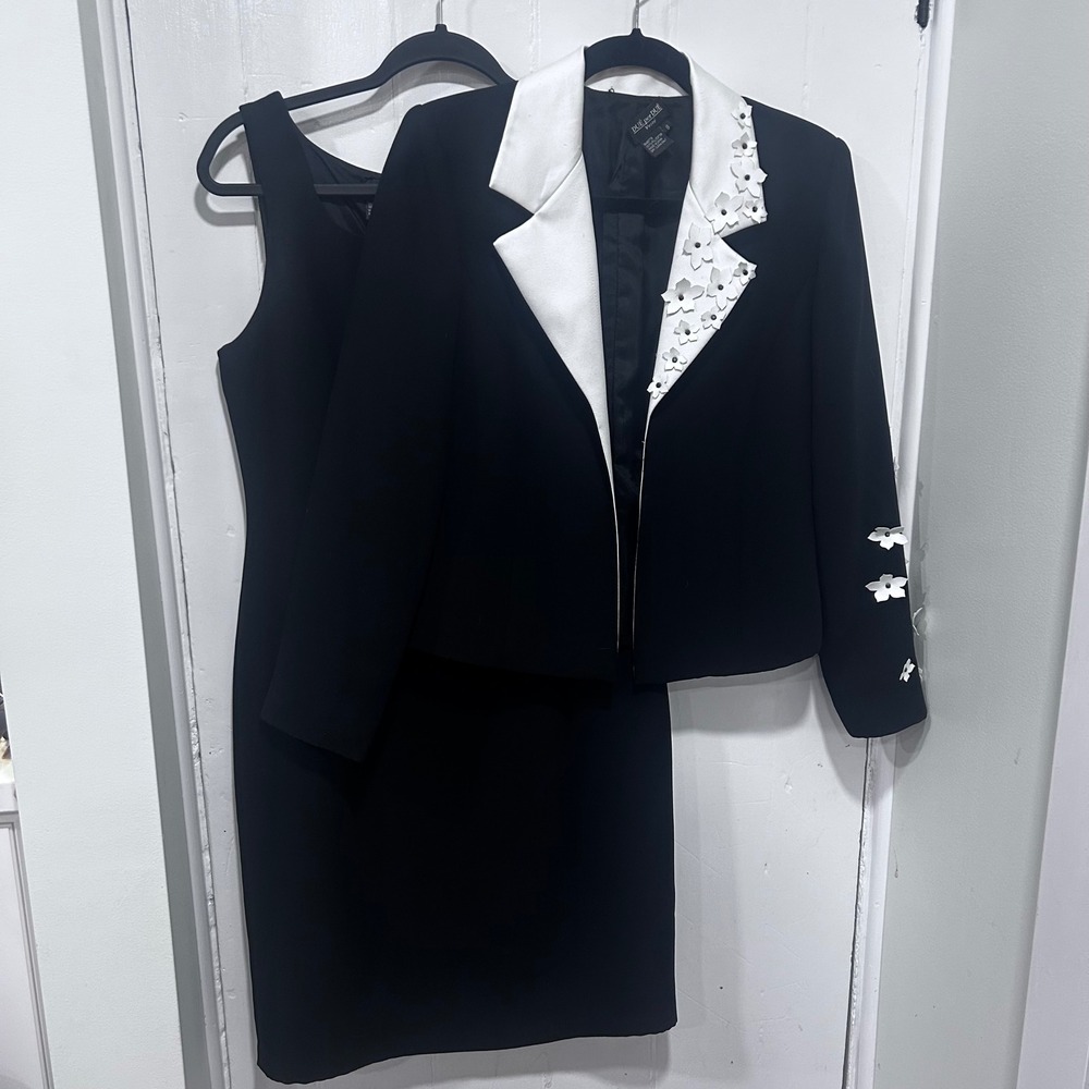 Due per Due Veste Womens Skirt Suit Set Black White 3D Floral Applique Size 8